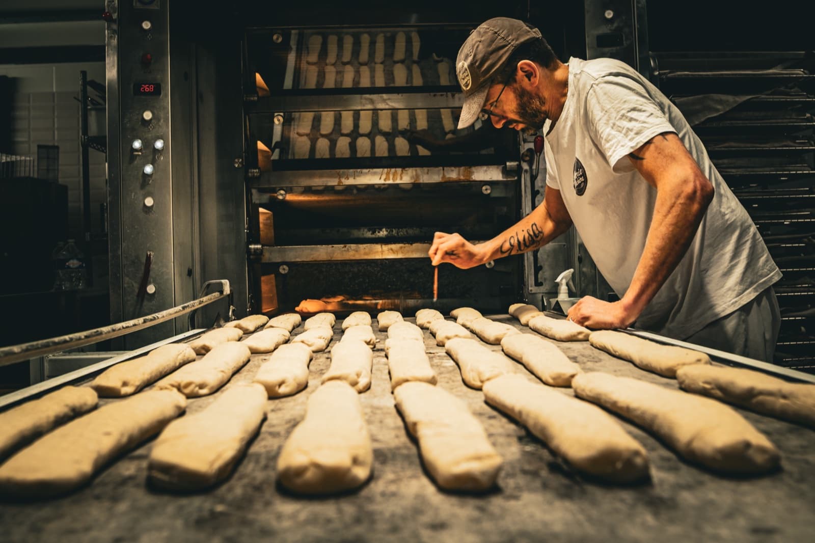 Caisses de pain pretes a partir, etiquetees au nom des restaurants