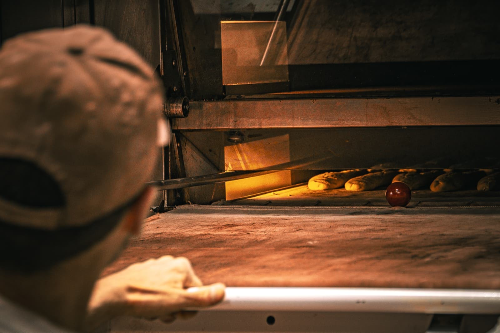 Baguettes croustillantes qui sortent du four à pierre